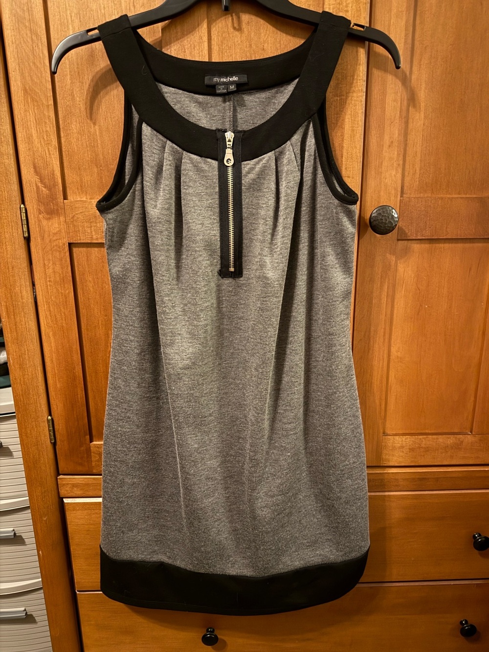 My Michelle Sleeveless Zip-Front Colorblock Shift Dress | Size M Gray & Black